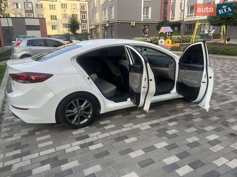 Седан Hyundai Elantra 2017 в Киеве