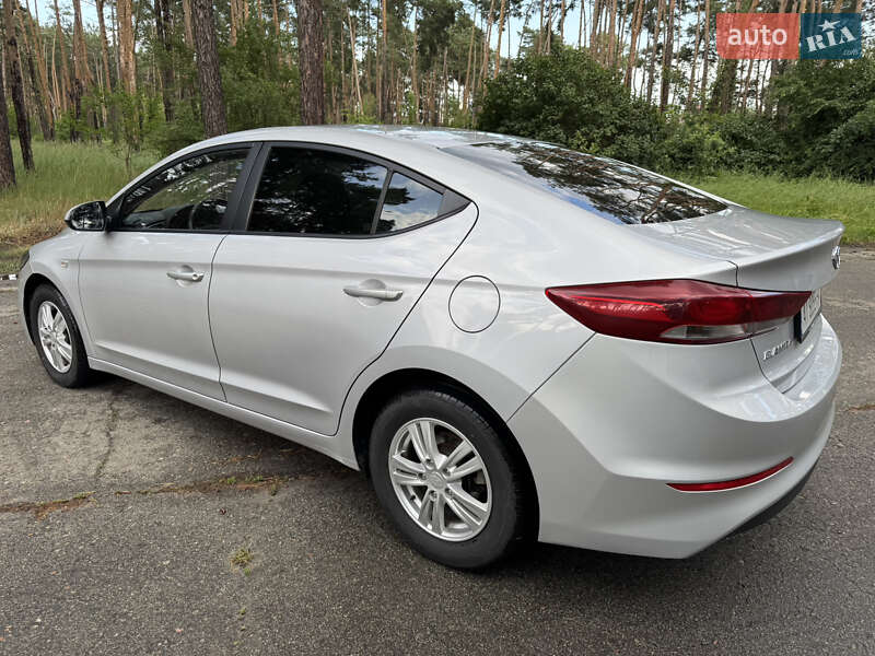 Седан Hyundai Elantra 2017 в Киеве