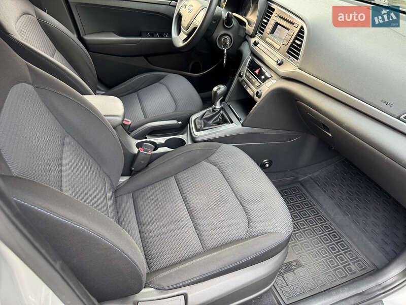 Седан Hyundai Elantra 2017 в Киеве