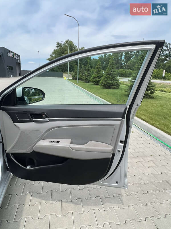 Седан Hyundai Elantra 2016 в Києві