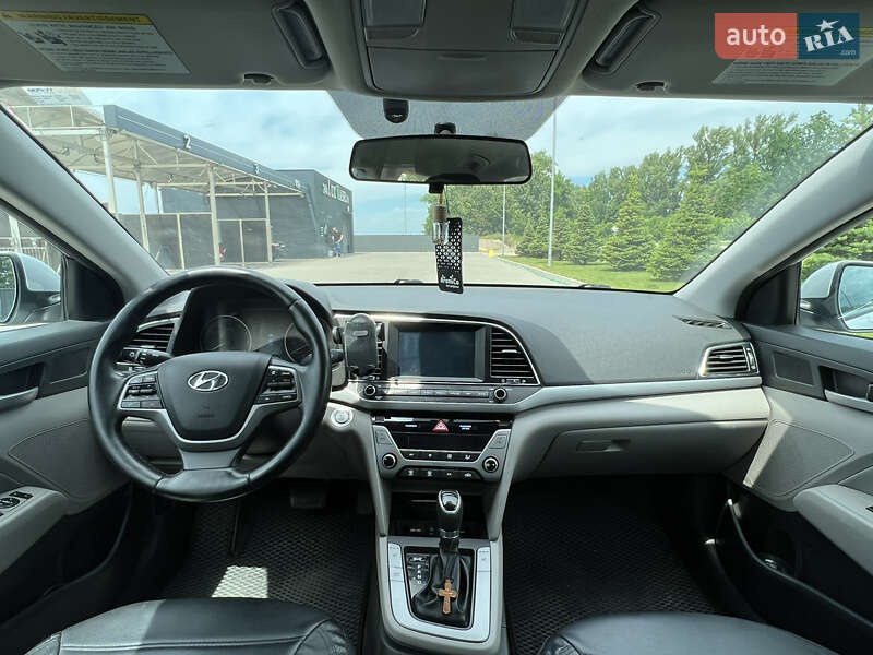 Седан Hyundai Elantra 2016 в Києві