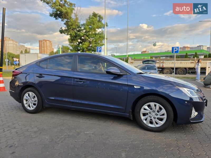Седан Hyundai Elantra 2019 в Киеве