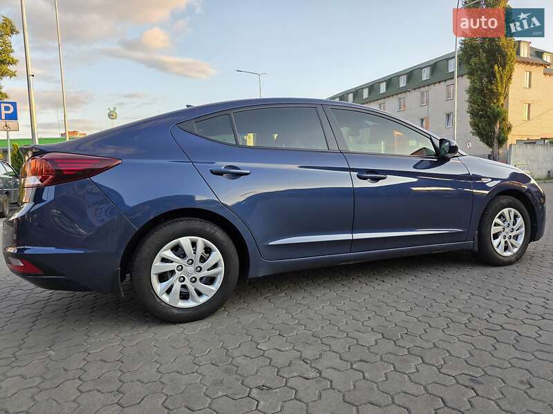 Седан Hyundai Elantra 2019 в Киеве