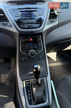 Седан Hyundai Elantra 2015 в 