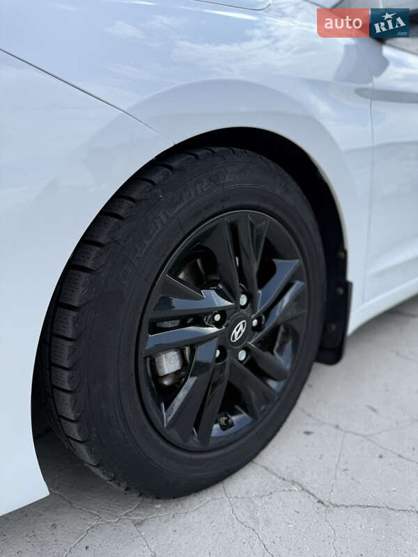 Седан Hyundai Elantra 2019 в Днепре
