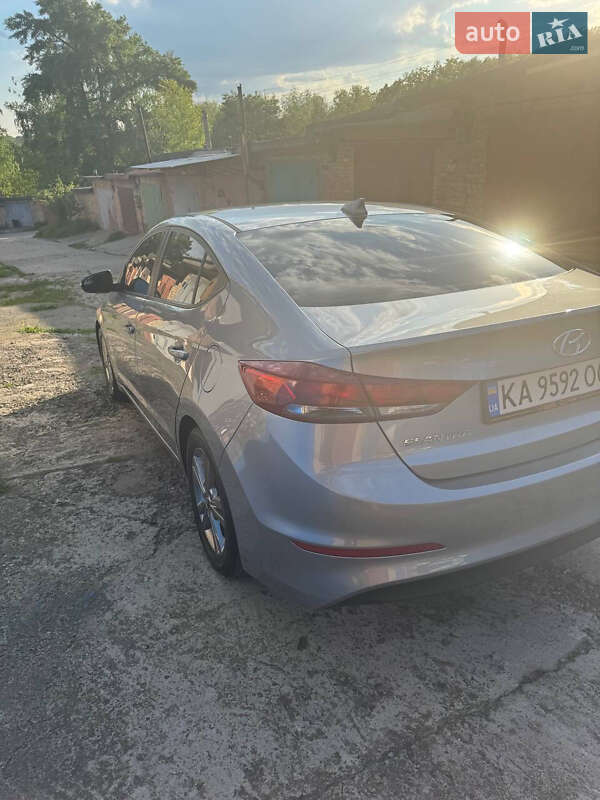 Седан Hyundai Elantra 2016 в Киеве