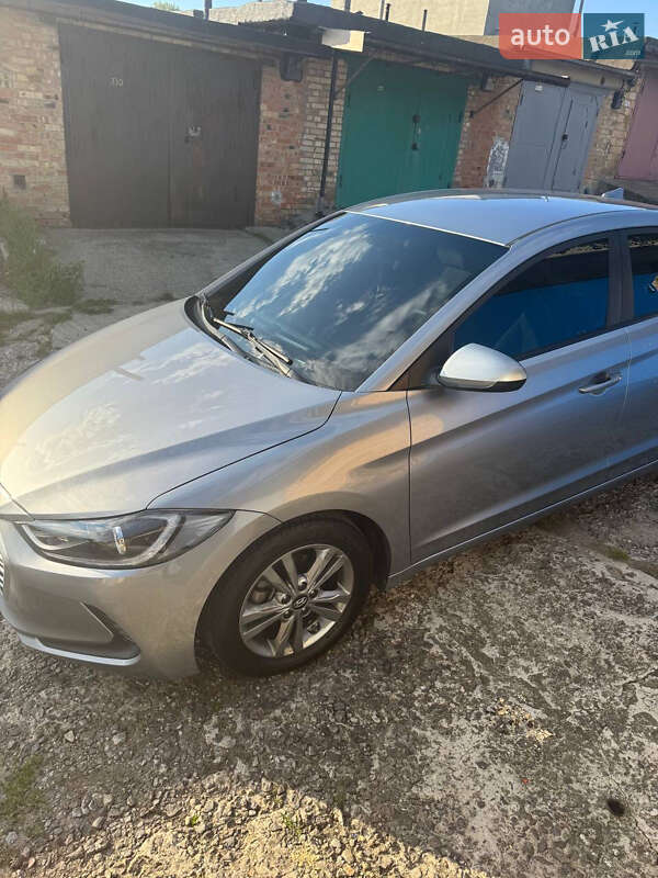 Седан Hyundai Elantra 2016 в Киеве