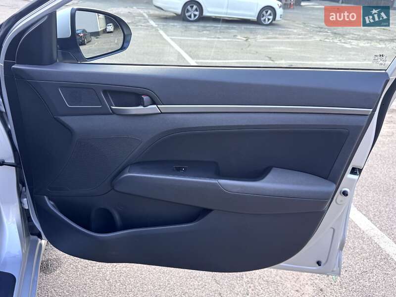 Седан Hyundai Elantra 2016 в Киеве