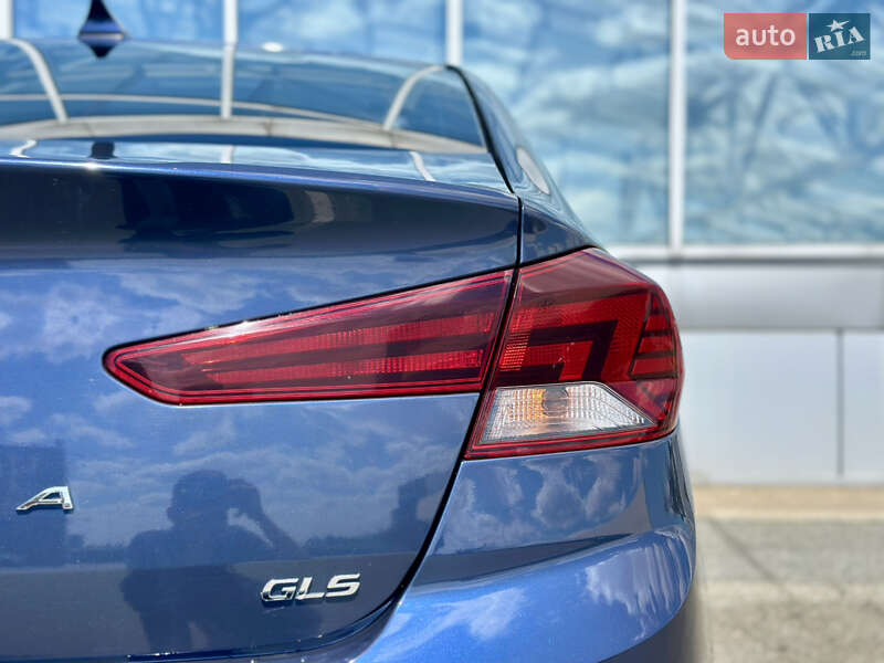 Седан Hyundai Elantra 2019 в Киеве