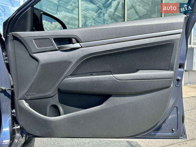 Седан Hyundai Elantra 2019 в Киеве