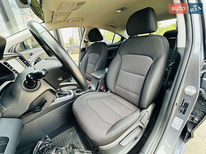 Седан Hyundai Elantra 2019 в Харькове