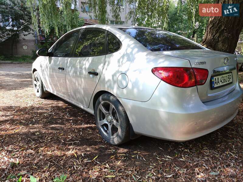 Седан Hyundai Elantra 2010 в Ужгороде
