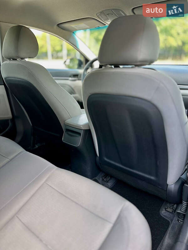 Седан Hyundai Elantra 2016 в Днепре