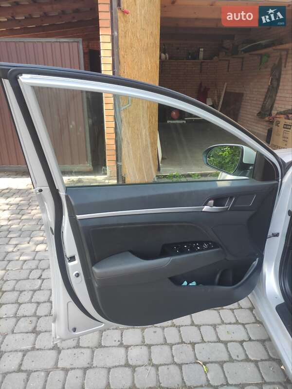 Седан Hyundai Elantra 2019 в Виннице