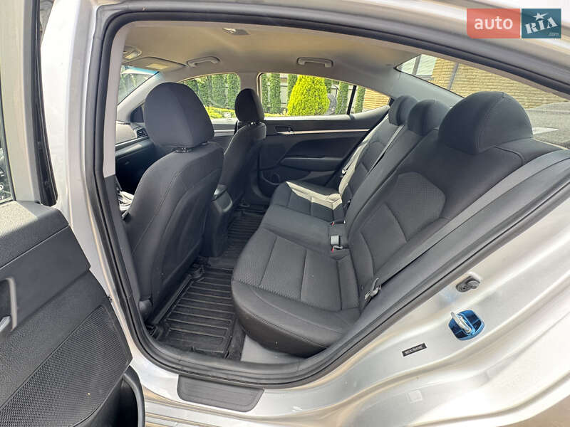 Седан Hyundai Elantra 2018 в Киеве