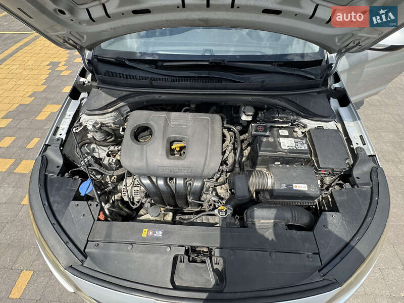 Седан Hyundai Elantra 2018 в Киеве