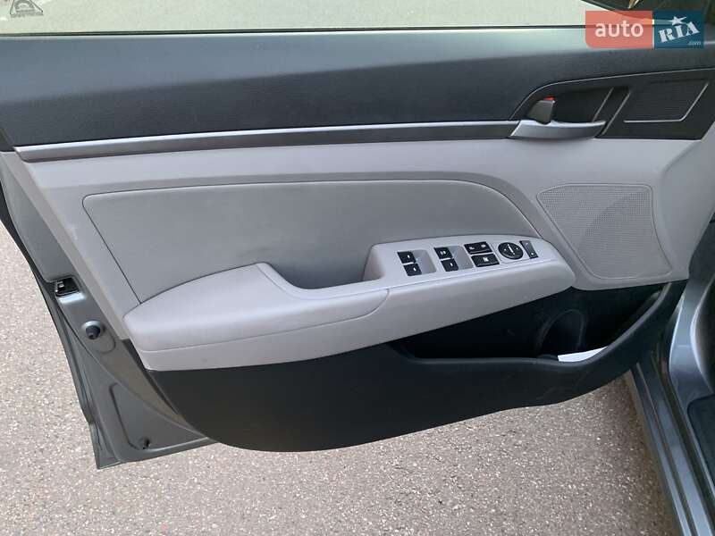 Седан Hyundai Elantra 2016 в Киеве