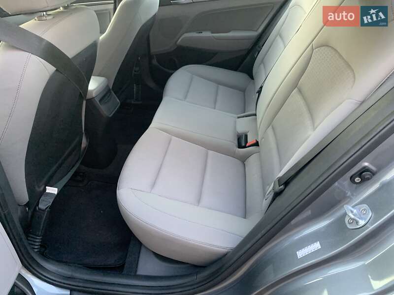 Седан Hyundai Elantra 2016 в Киеве