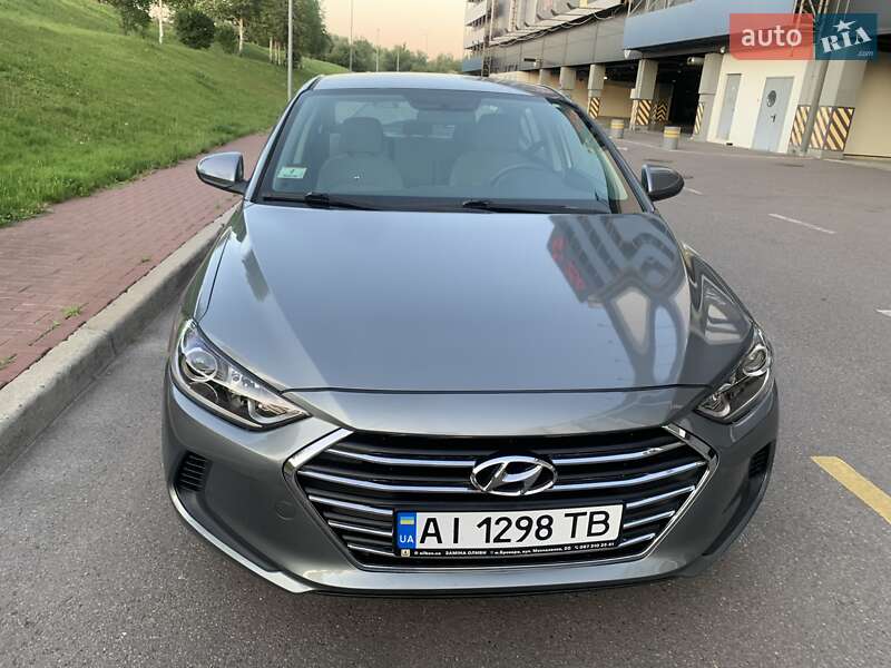 Седан Hyundai Elantra 2016 в Киеве