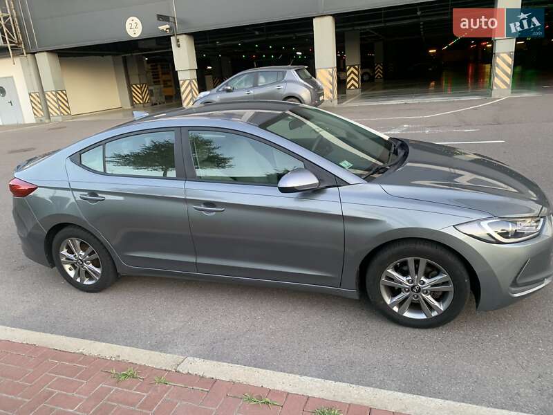 Седан Hyundai Elantra 2016 в Киеве