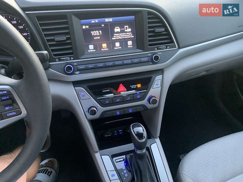 Седан Hyundai Elantra 2016 в Киеве