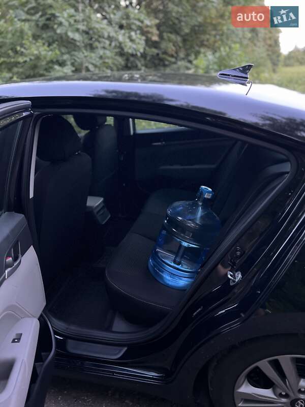 Седан Hyundai Elantra 2016 в Тернополе