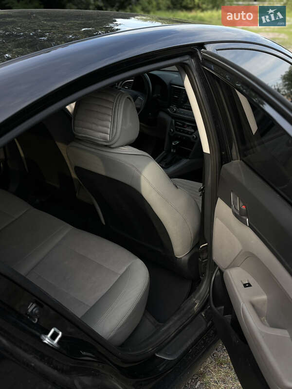 Седан Hyundai Elantra 2016 в Києві