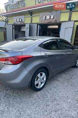 Седан Hyundai Elantra 2013 в  фото 10 Седан Hyundai Elantra 2013 в