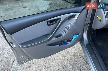 Седан Hyundai Elantra 2013 в  фото 11 Седан Hyundai Elantra 2013 в