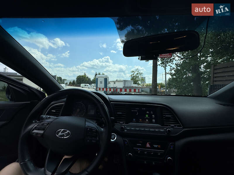 Седан Hyundai Elantra 2017 в Львове