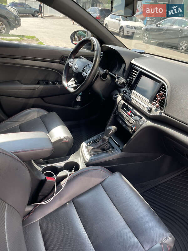 Седан Hyundai Elantra 2016 в Киеве