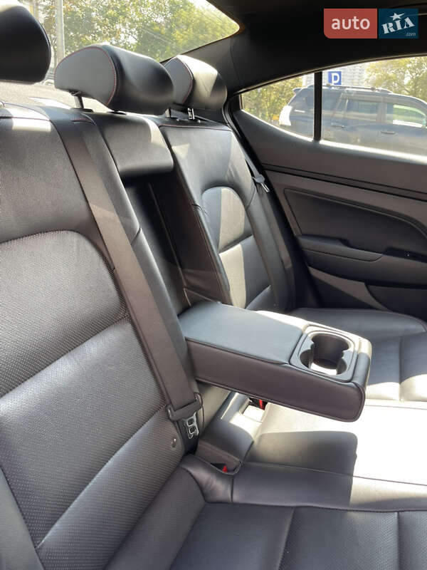 Седан Hyundai Elantra 2016 в Киеве