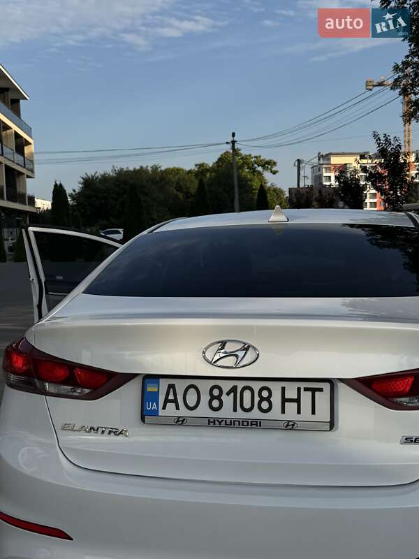 Седан Hyundai Elantra 2016 в Ужгороде