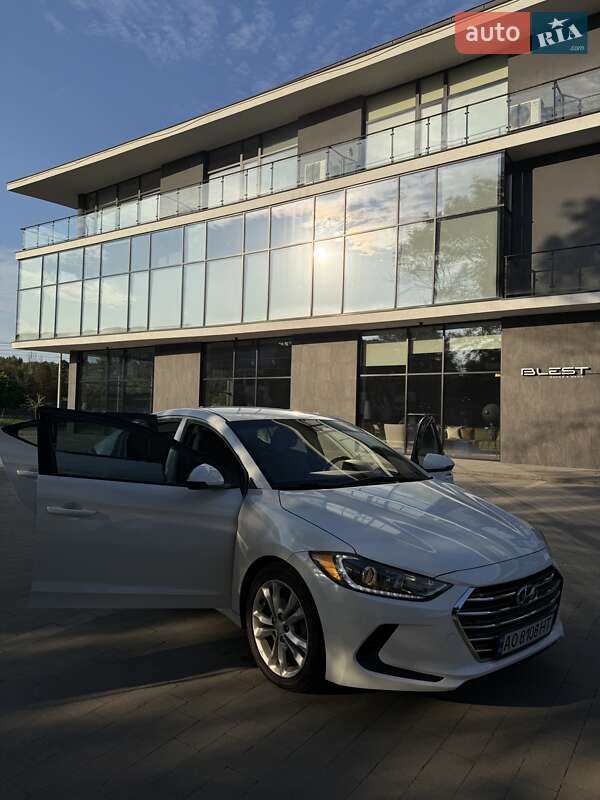 Седан Hyundai Elantra 2016 в Ужгороде