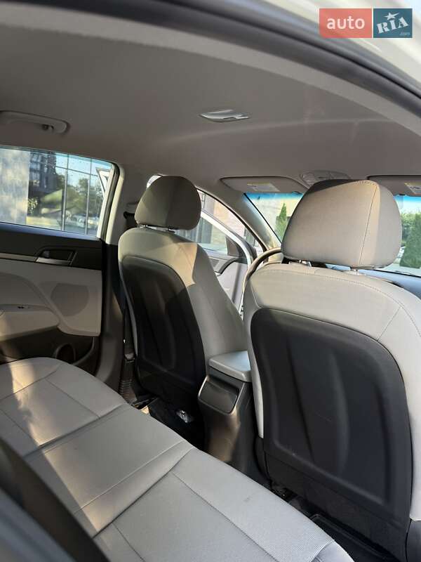 Седан Hyundai Elantra 2016 в Ужгороде