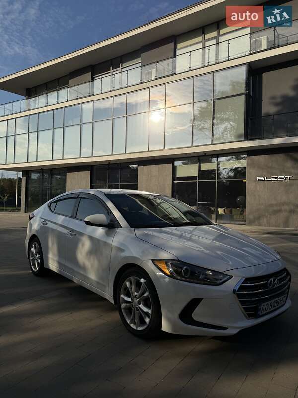 Седан Hyundai Elantra 2016 в Ужгороде