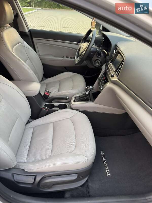 Седан Hyundai Elantra 2016 в Одессе