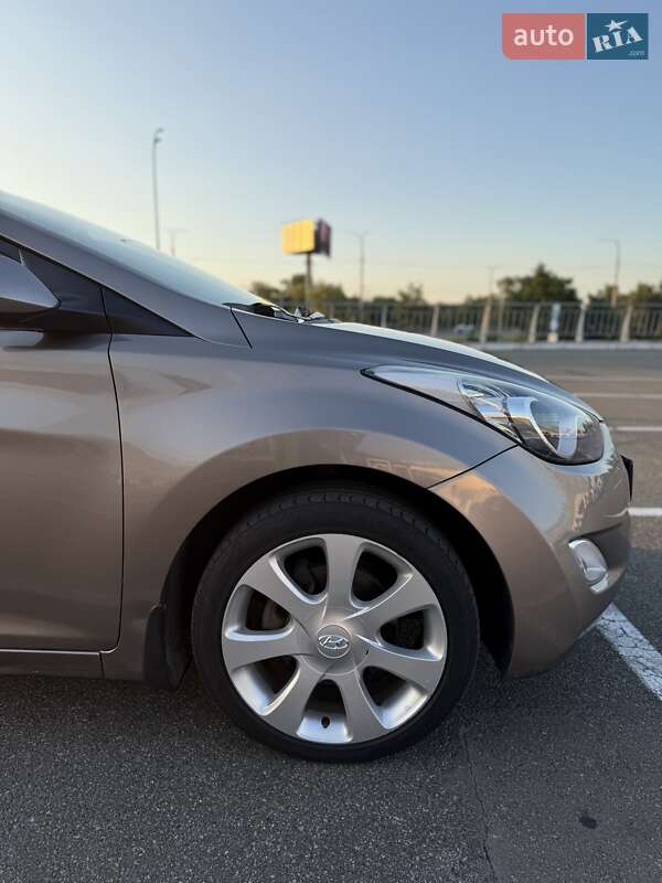 Седан Hyundai Elantra 2012 в Киеве