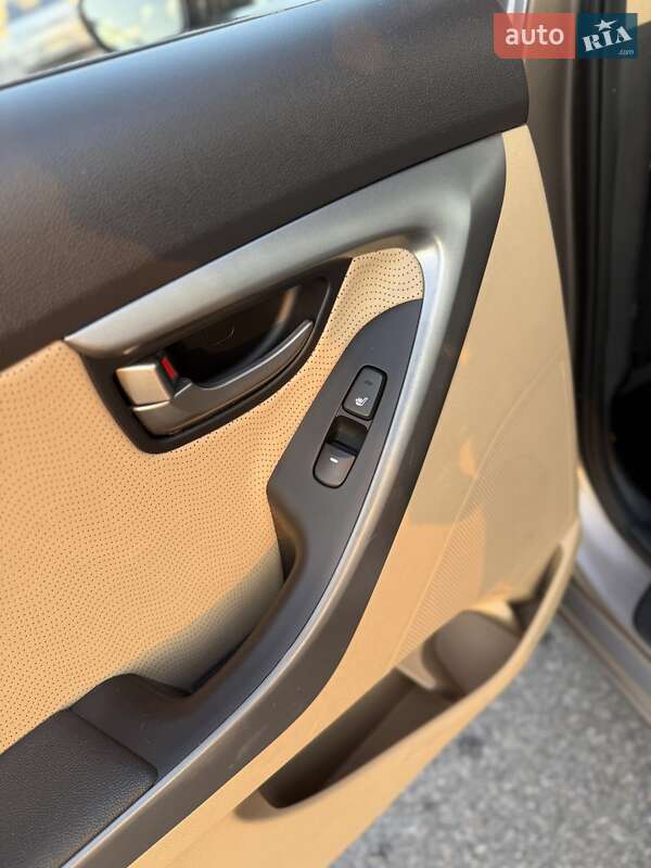 Седан Hyundai Elantra 2012 в Киеве