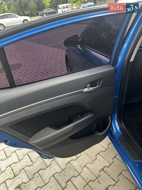 Седан Hyundai Elantra 2017 в Ивано-Франковске