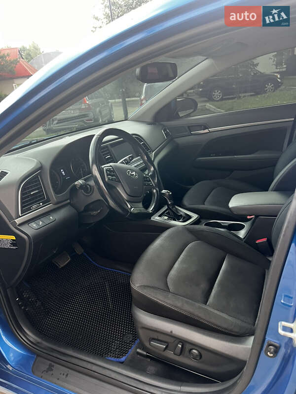 Седан Hyundai Elantra 2017 в Ивано-Франковске