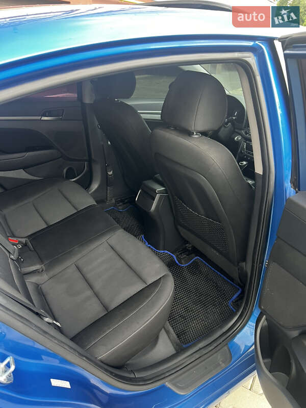 Седан Hyundai Elantra 2017 в Ивано-Франковске