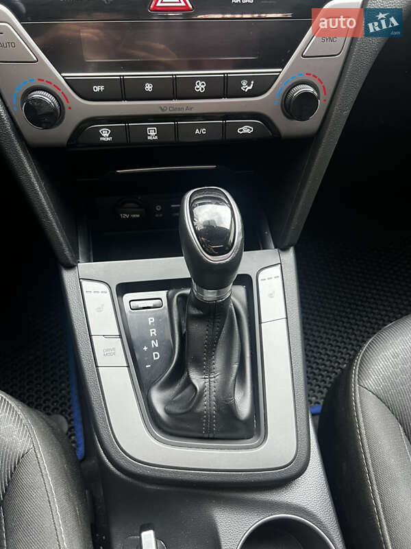 Седан Hyundai Elantra 2017 в Ивано-Франковске