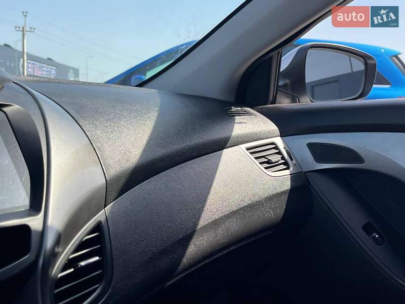 Седан Hyundai Elantra 2013 в Львове
