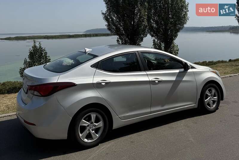 Седан Hyundai Elantra 2015 в Украинке