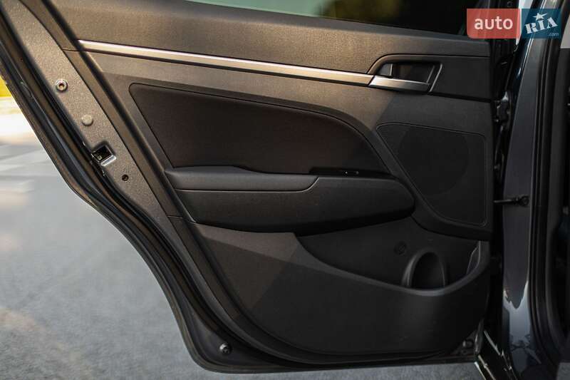 Седан Hyundai Elantra 2016 в Звягеле