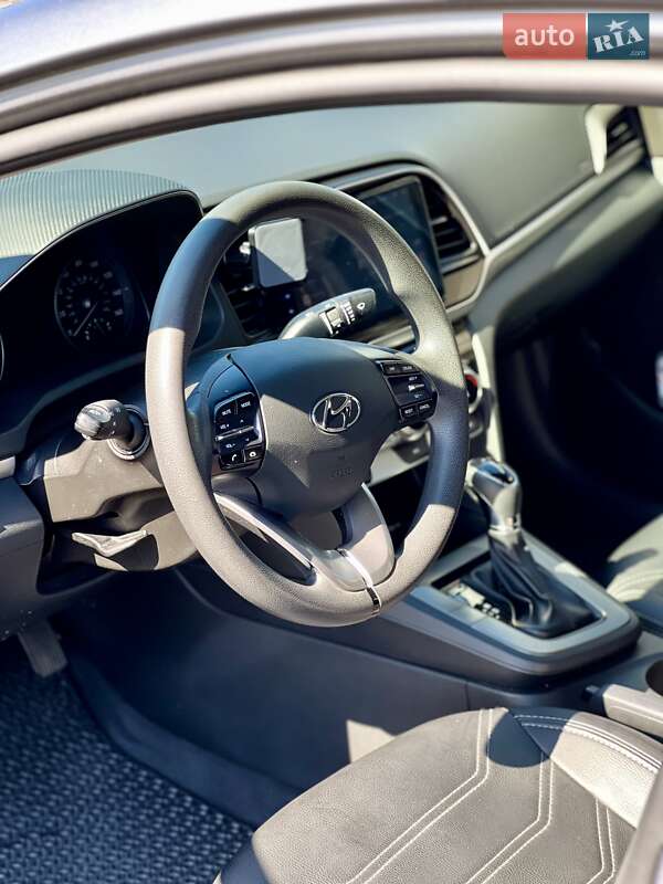 Седан Hyundai Elantra 2019 в Софиевской Борщаговке