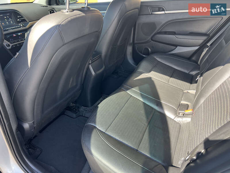 Седан Hyundai Elantra 2016 в Киеве