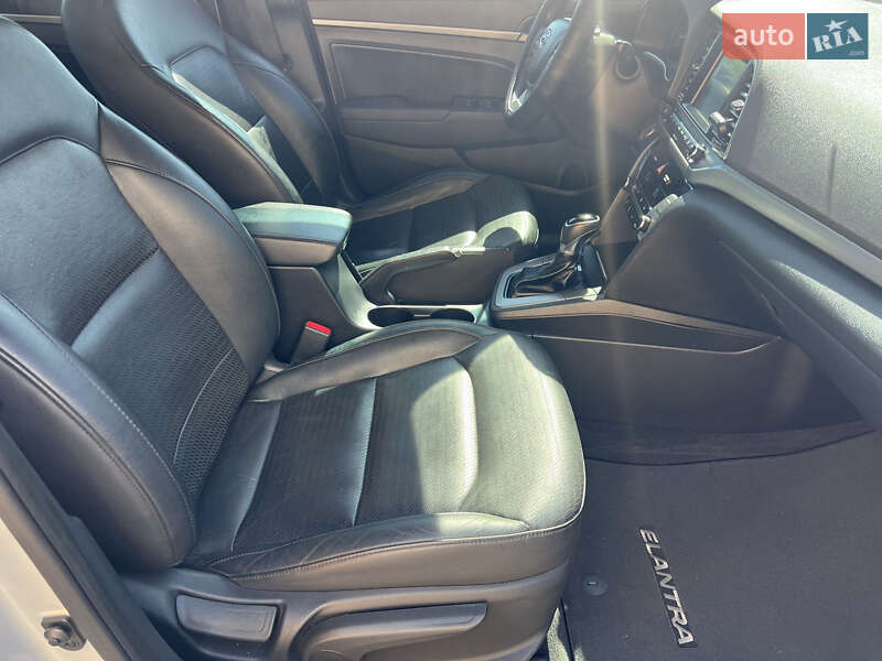 Седан Hyundai Elantra 2016 в Киеве