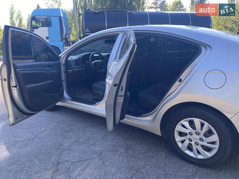 Седан Hyundai Elantra 2018 в Вите-Почтовой